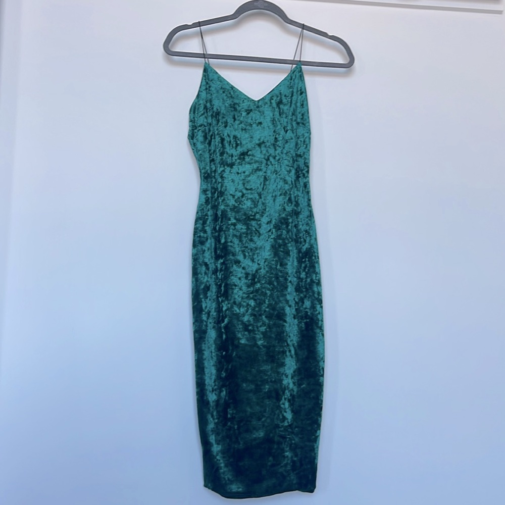 Size small. Emerald velvet midi dress